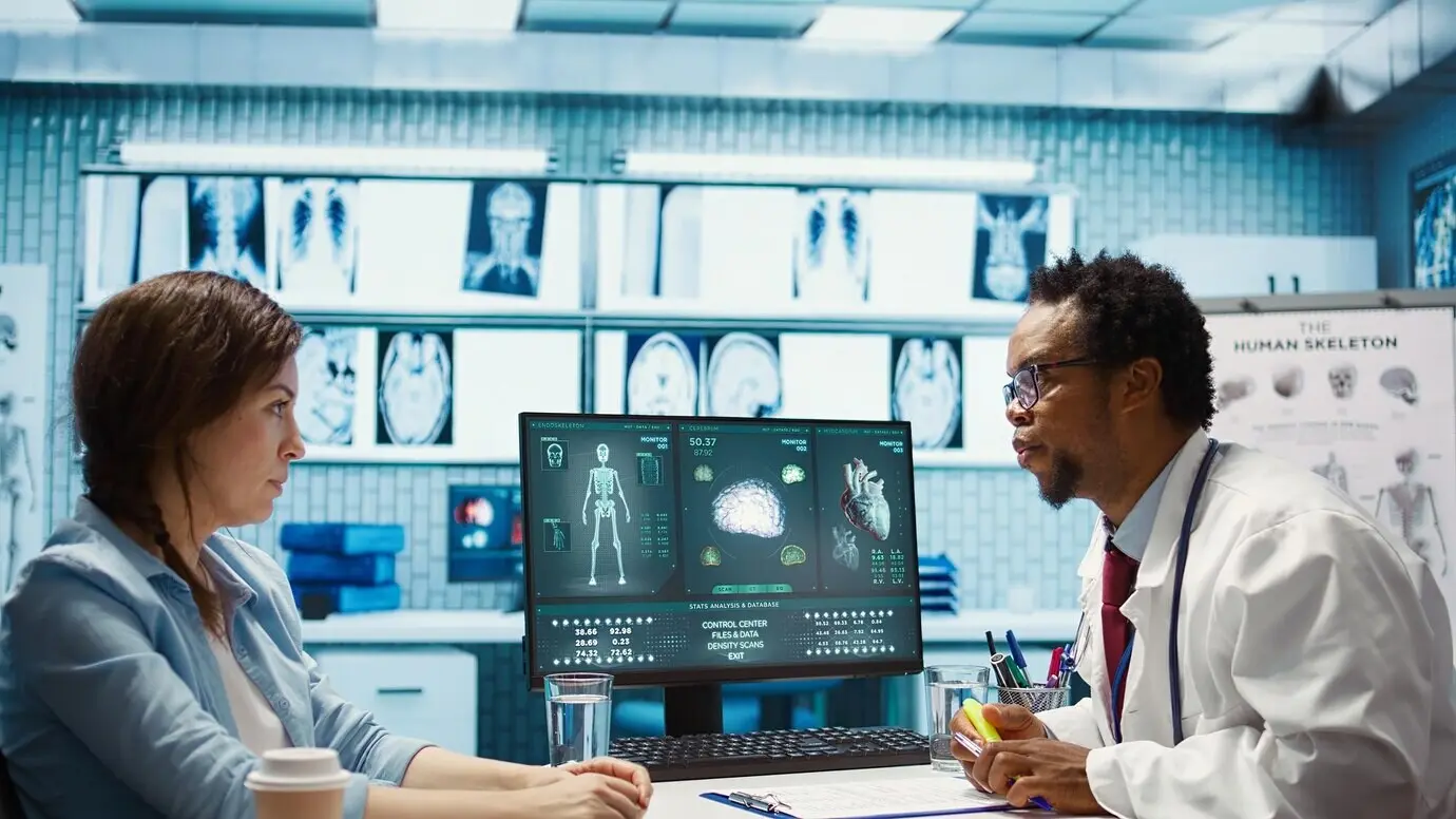 Врач отмечает в медицинском рецепте дозировку витаминов и обезболивающих.