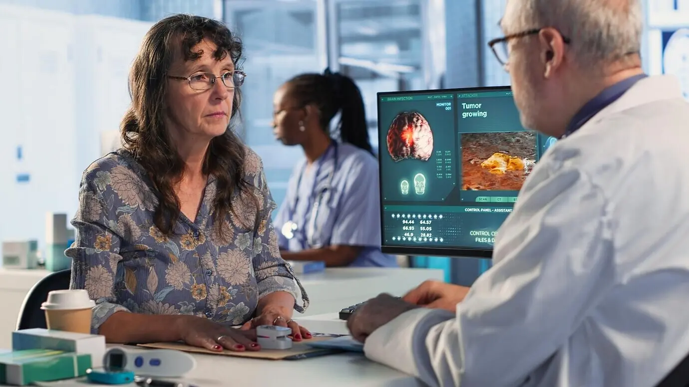 Мужчина-врач-профессионал использует оксиметр для измерения уровня кислорода.