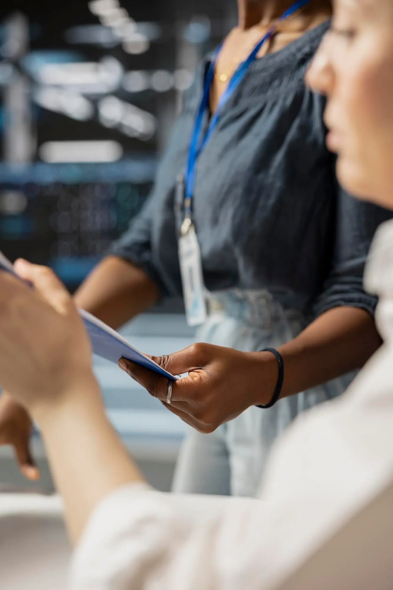 Коллеги в серверной выполняют проверку систем, крупный план.