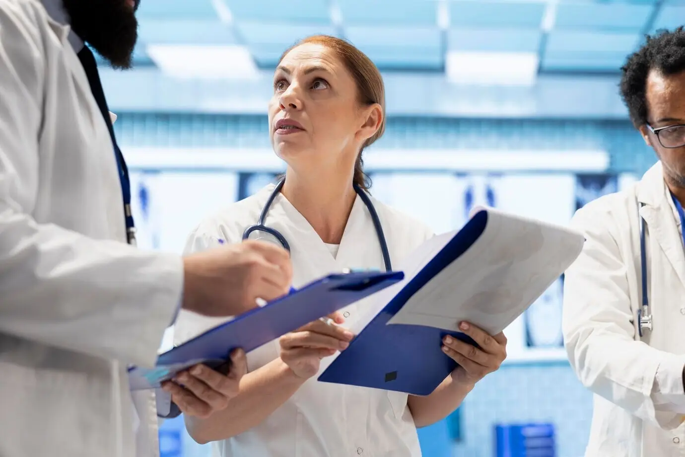 Команда врачей сопоставляет результаты тестов и медицинские записи в офисе.