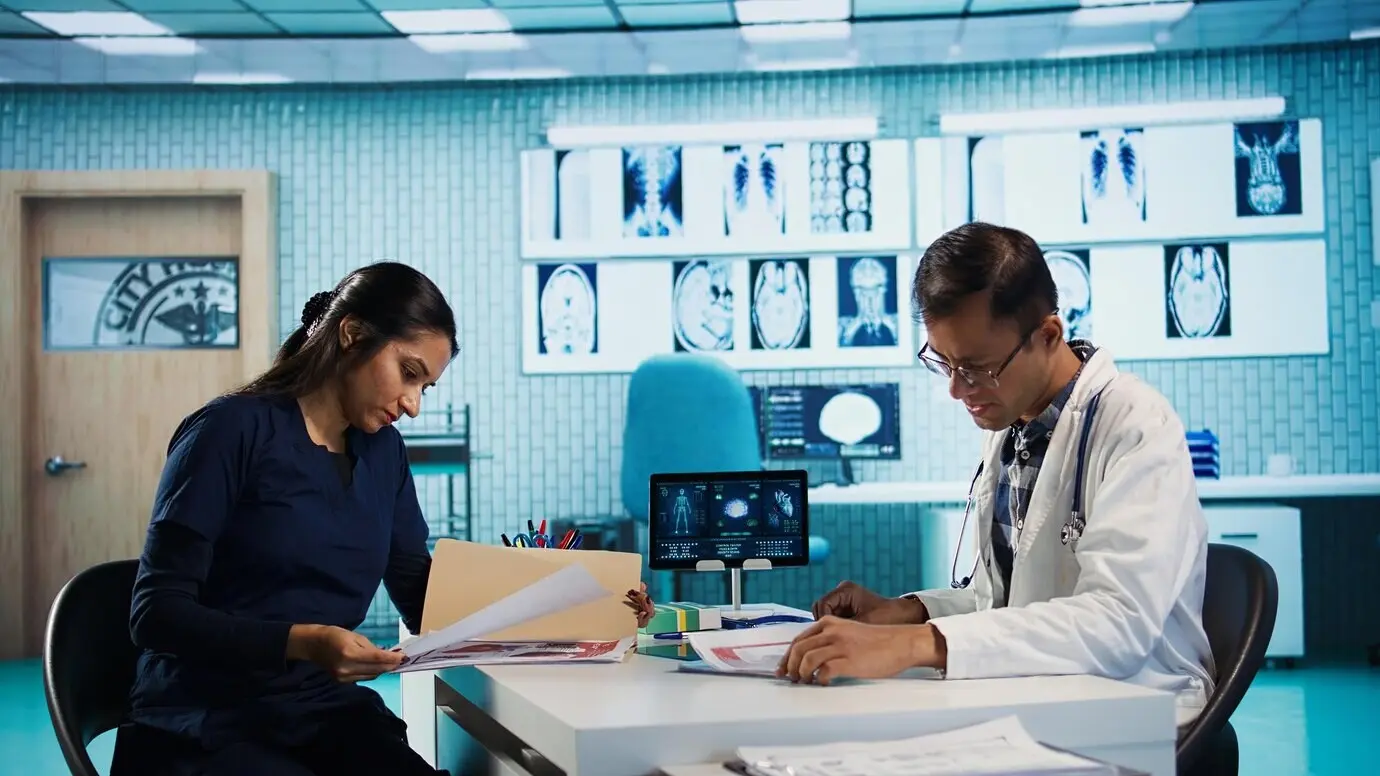 Врач встречается с пациентом в кабинете, чтобы обсудить результаты медицинских тестов.